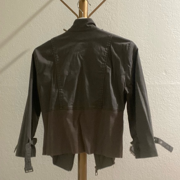 Cropped light brown jacket with green undertones. - Picture 4 of 4